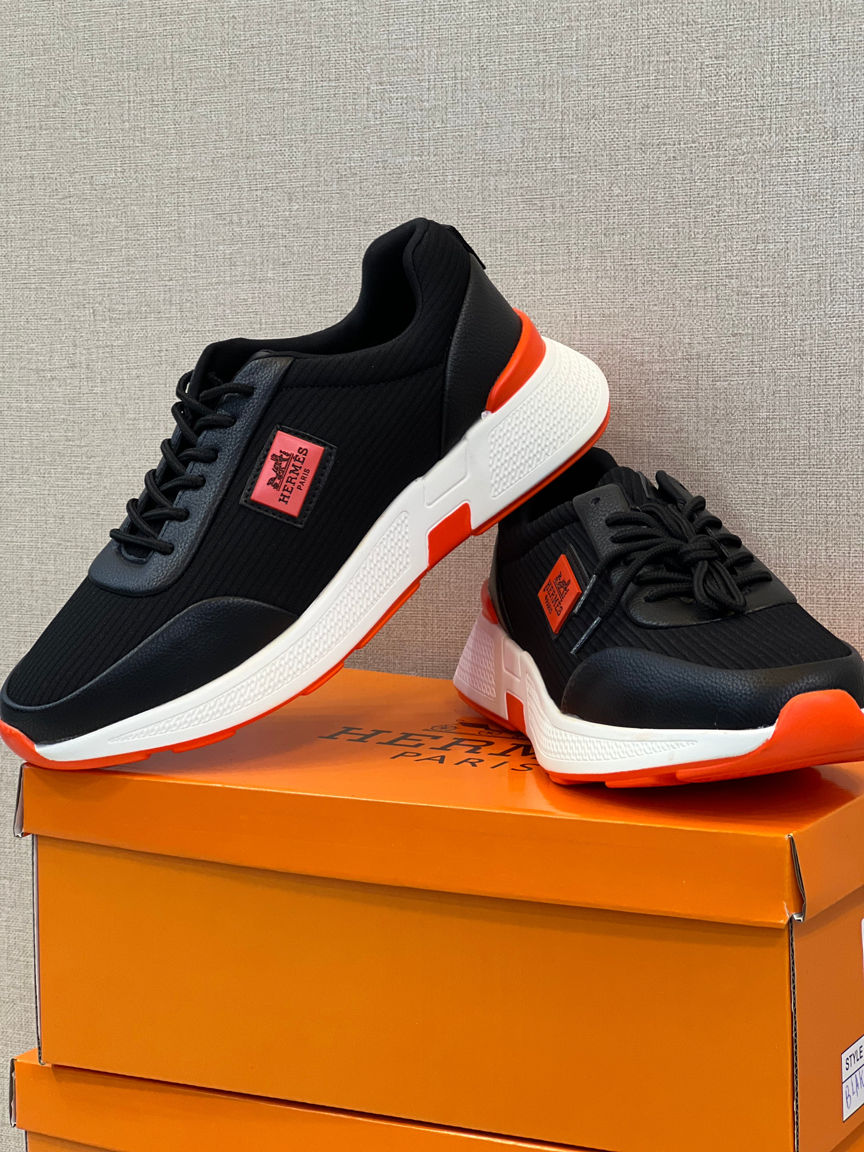 "Step into Luxury: HERMES Men's Sneakers – Where Elegance Meets Comfort" النعمة والأناقة في كل خطوة