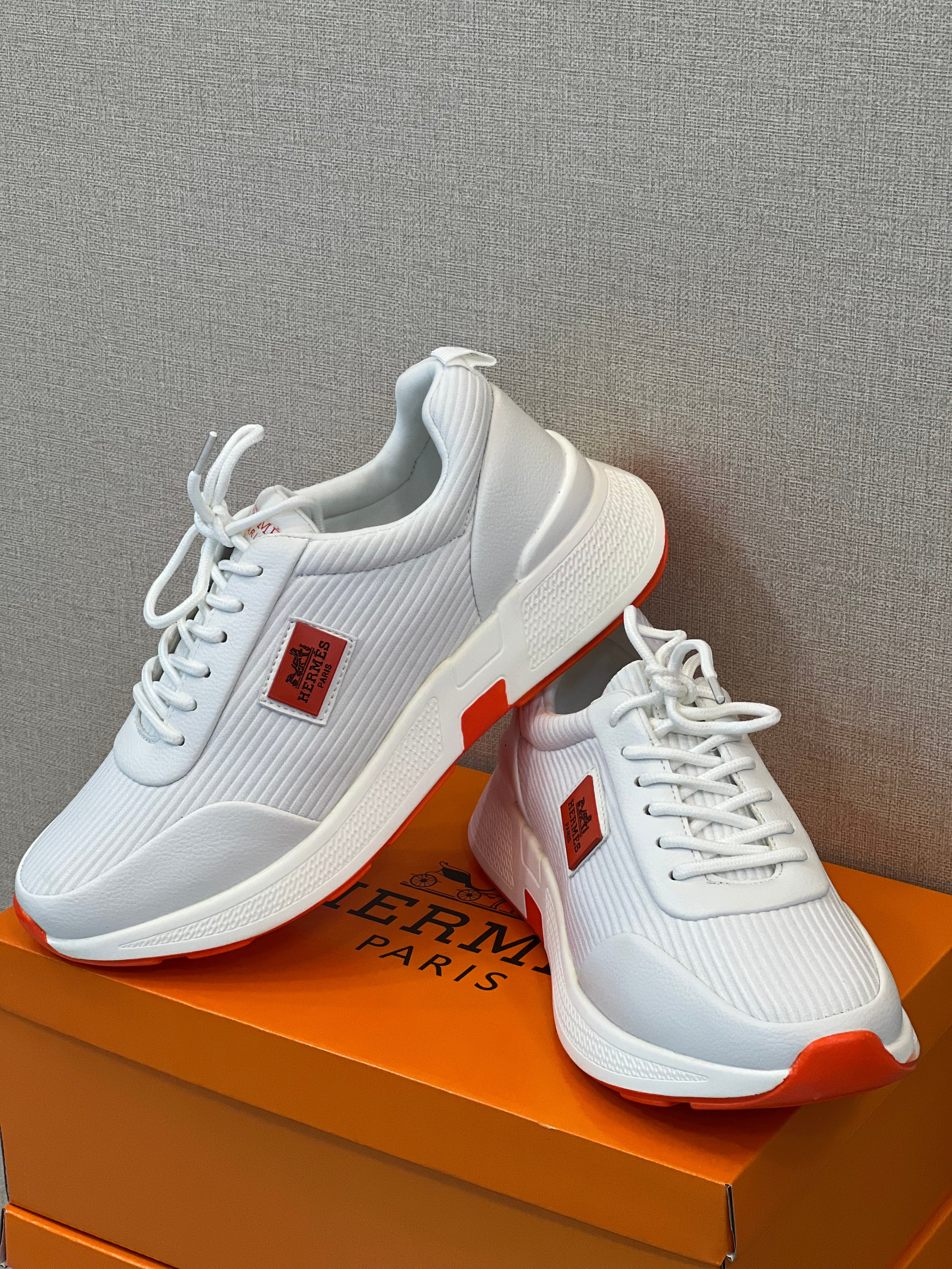 "Step into Luxury: HERMES Men's Sneakers – Where Elegance Meets Comfort" النعمة والأناقة في كل خطوة