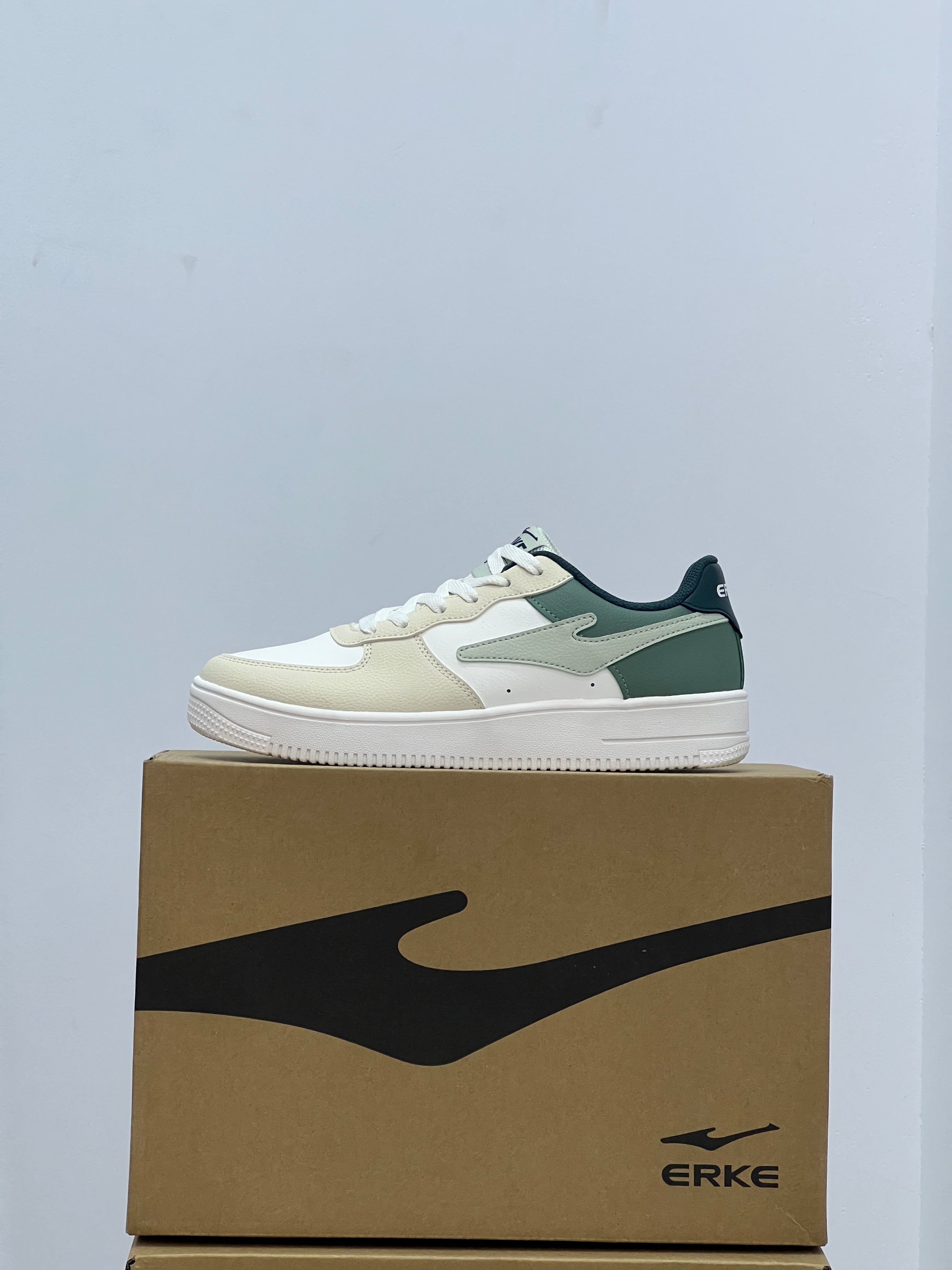 Erke Skateboard Men Lifestyle Shoes White/Flaxen   Erke: 👟⚡ مشيك خفيف، والستايل متفجر!