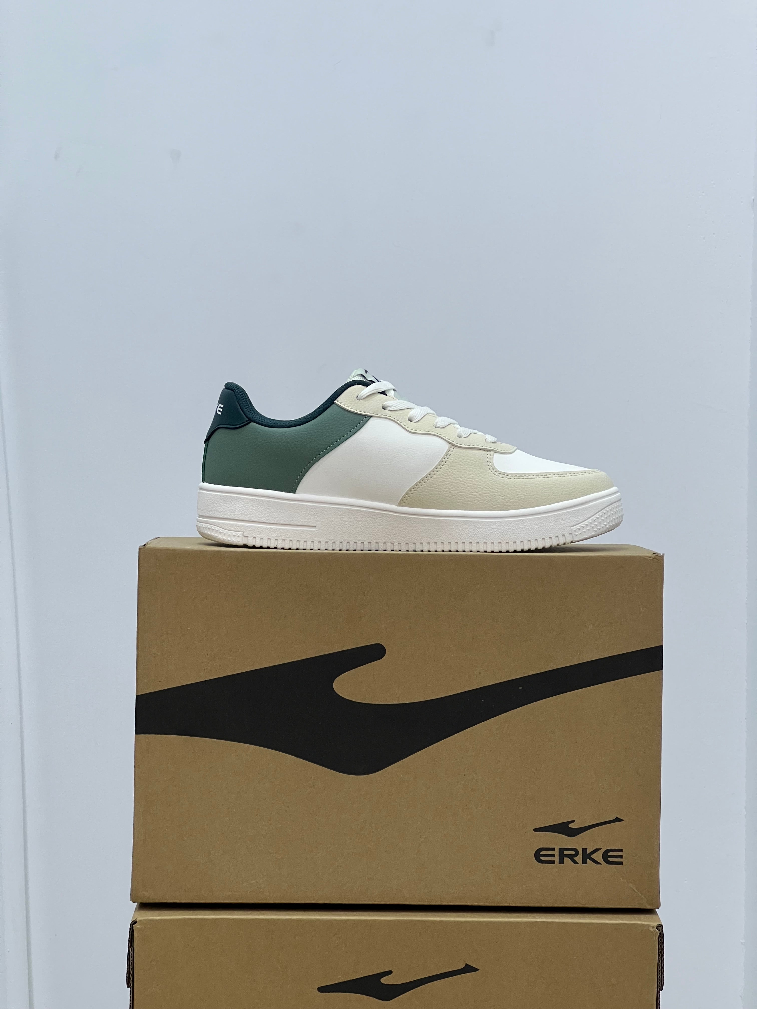 Erke Skateboard Men Lifestyle Shoes White/Flaxen   Erke: 👟⚡ مشيك خفيف، والستايل متفجر!