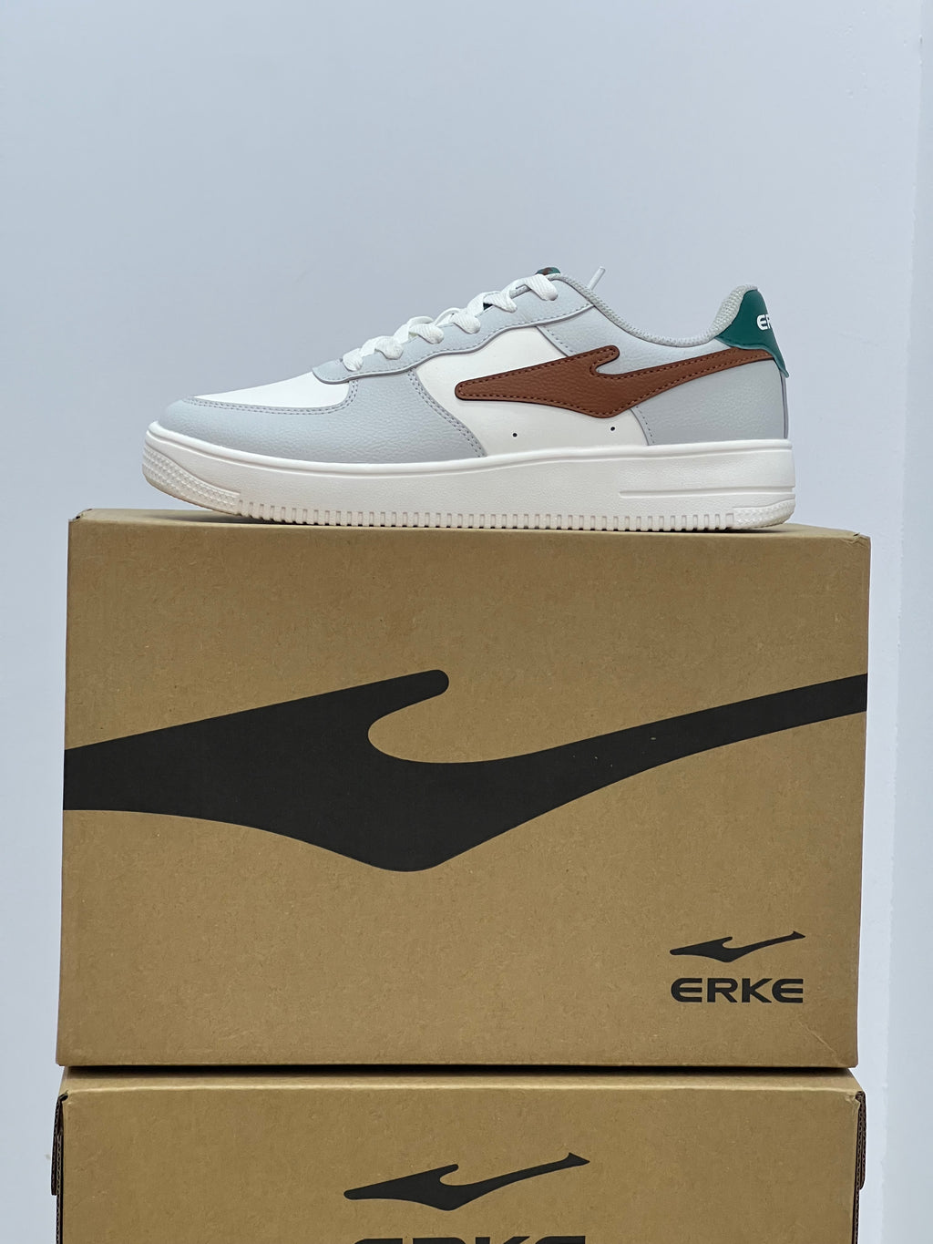 Erke Skateboard Men Lifestyle Shoes White/Flaxen   Erke: 👟⚡ مشيك خفيف، والستايل متفجر!