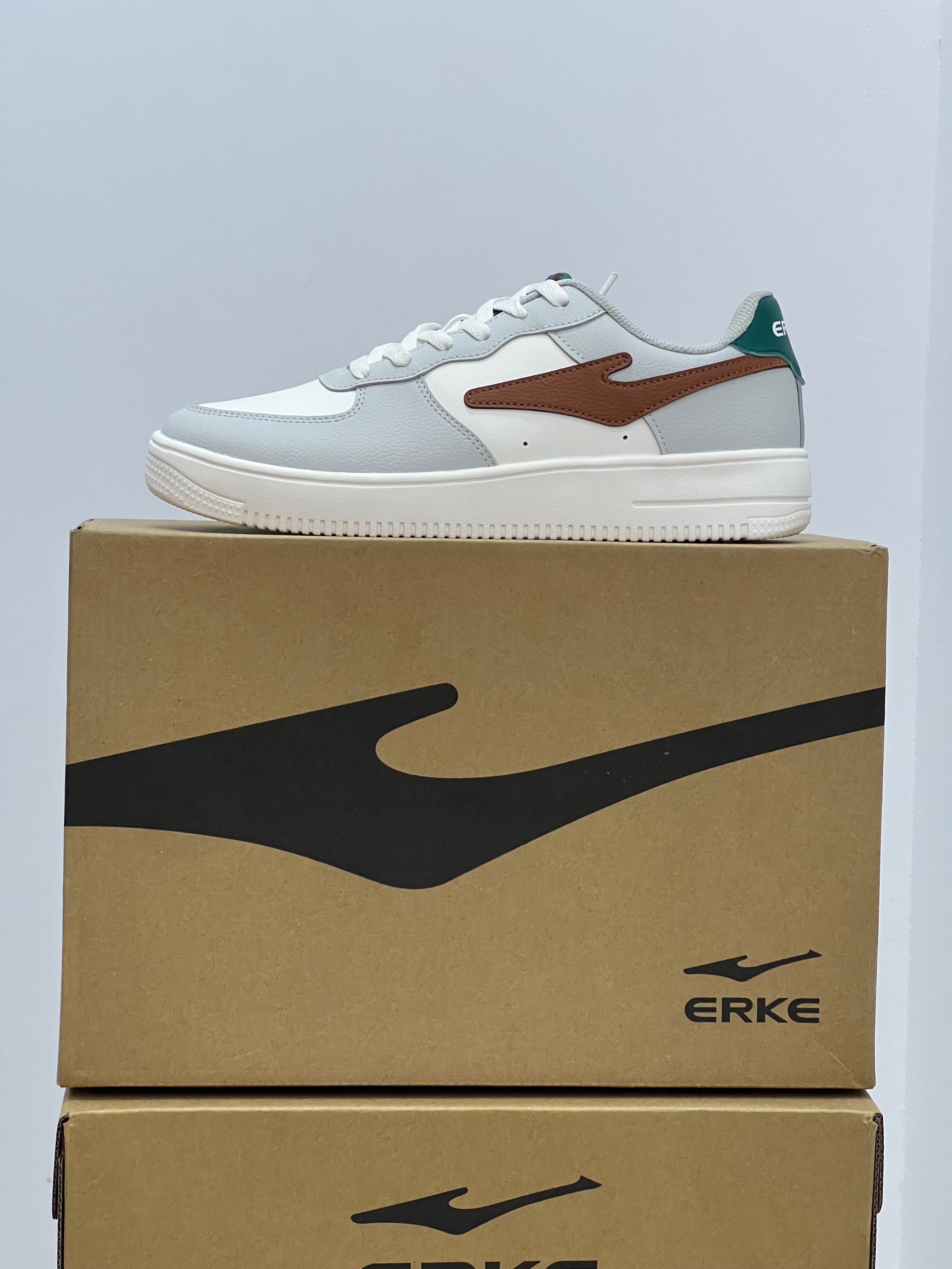 Erke Skateboard Men Lifestyle Shoes White/Flaxen   Erke: 👟⚡ مشيك خفيف، والستايل متفجر!