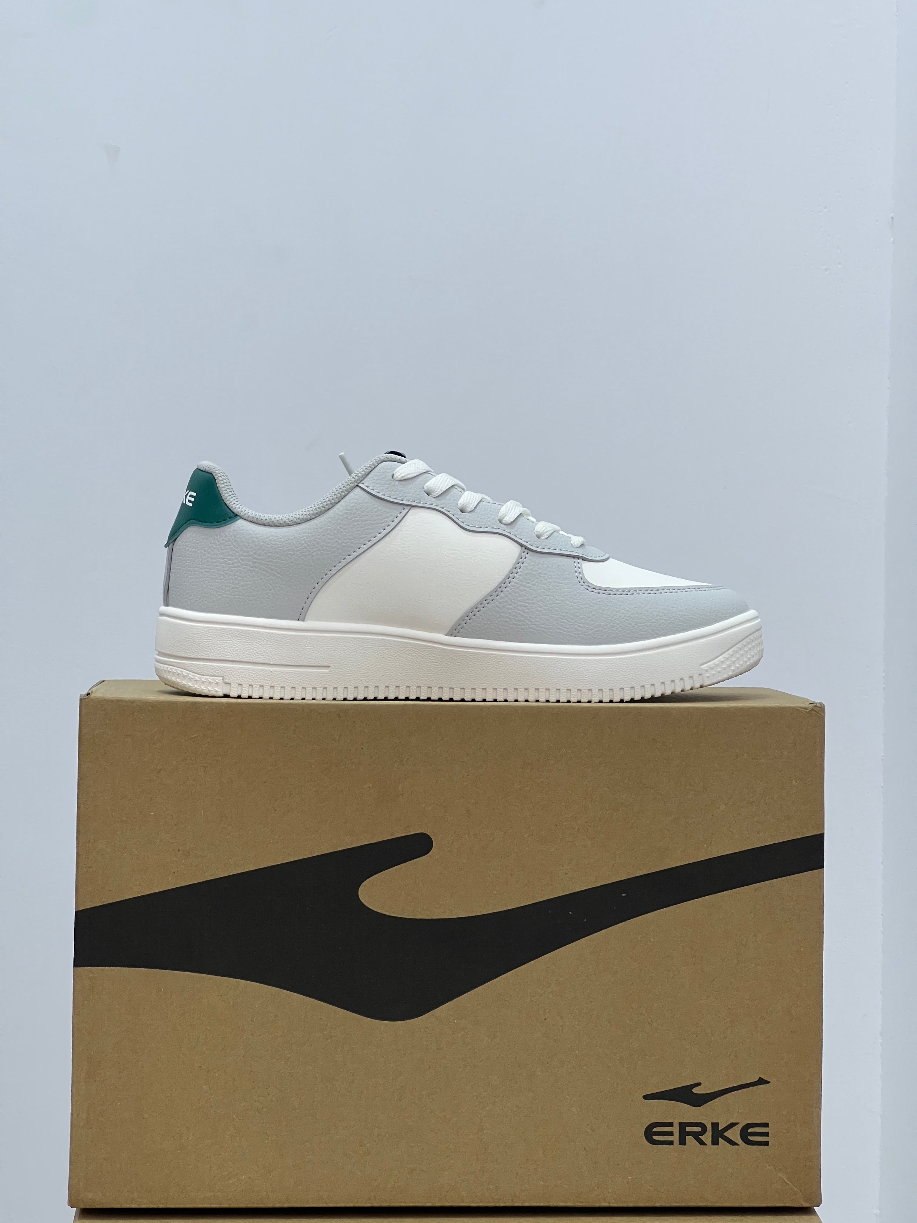 Erke Skateboard Men Lifestyle Shoes White/Flaxen   Erke: 👟⚡ مشيك خفيف، والستايل متفجر!