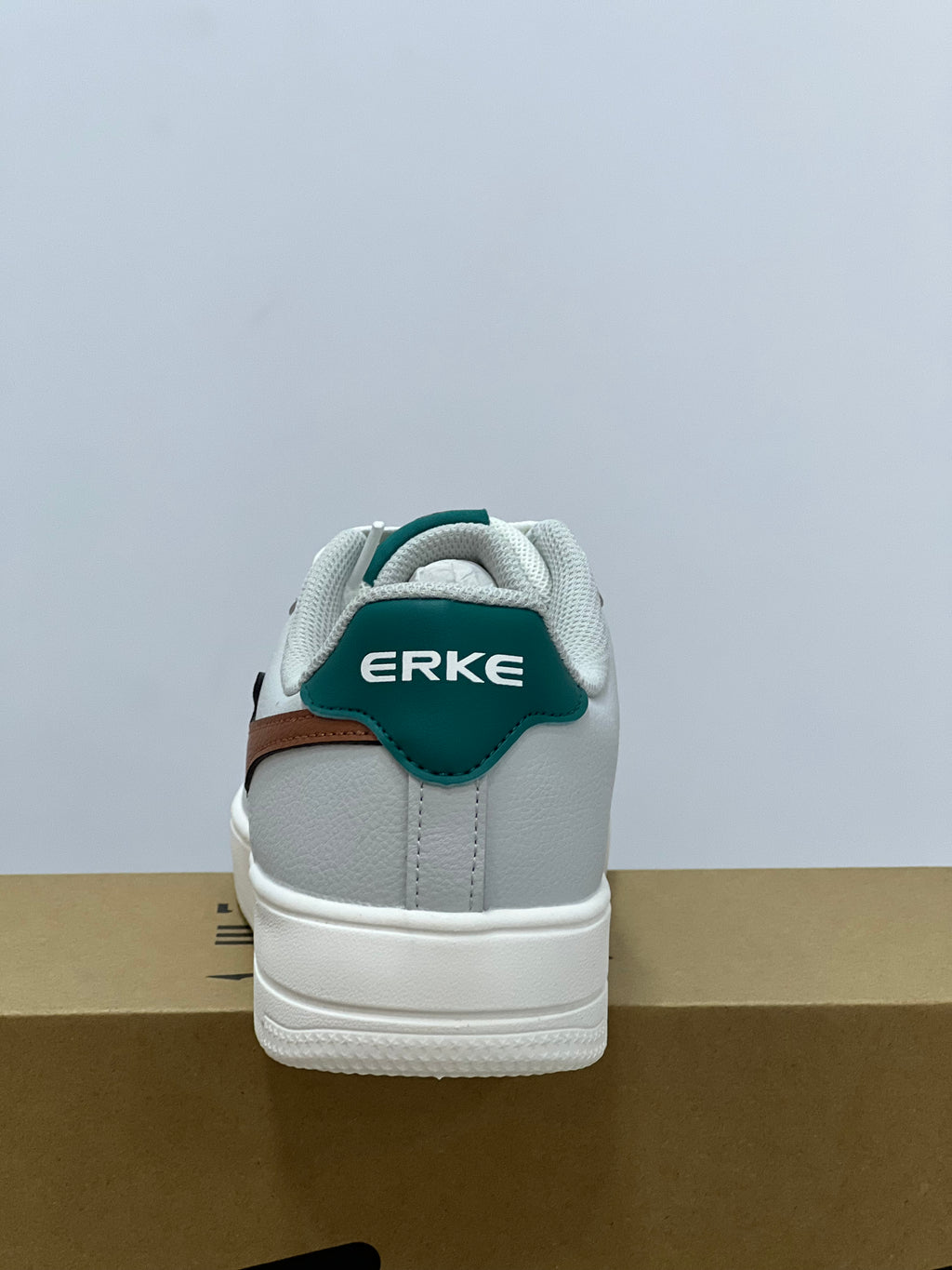 Erke Skateboard Men Lifestyle Shoes White/Flaxen   Erke: 👟⚡ مشيك خفيف، والستايل متفجر!
