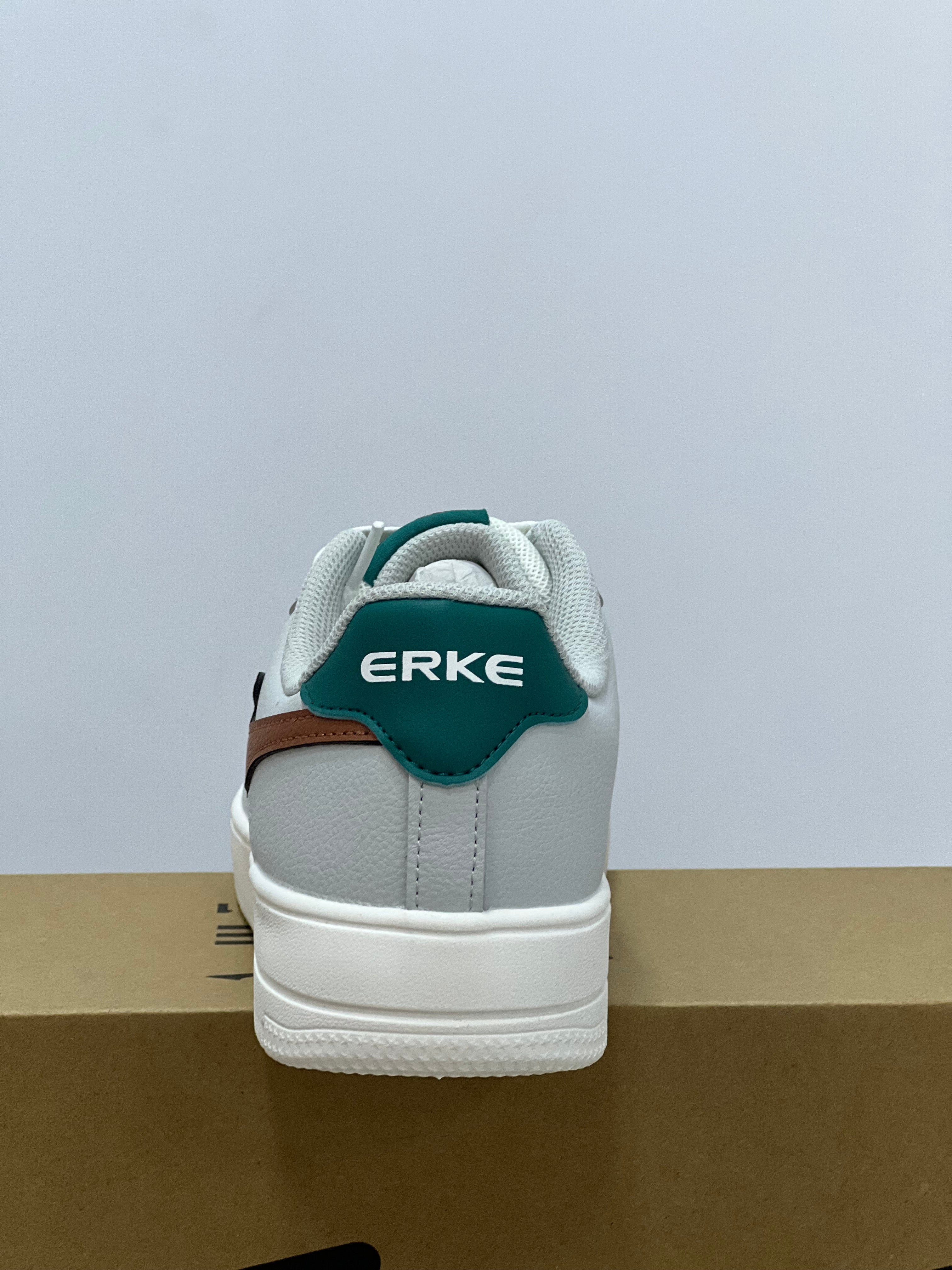 Erke Skateboard Men Lifestyle Shoes White/Flaxen   Erke: 👟⚡ مشيك خفيف، والستايل متفجر!