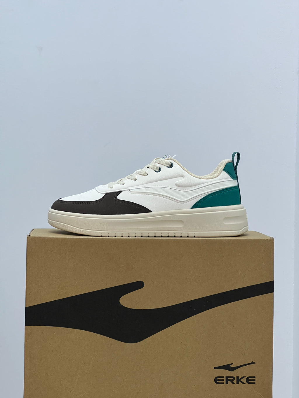 Erke Skateboard Men Lifestyle Shoes White/Flaxen   Erke: 👟⚡ مشيك خفيف، والستايل متفجر!