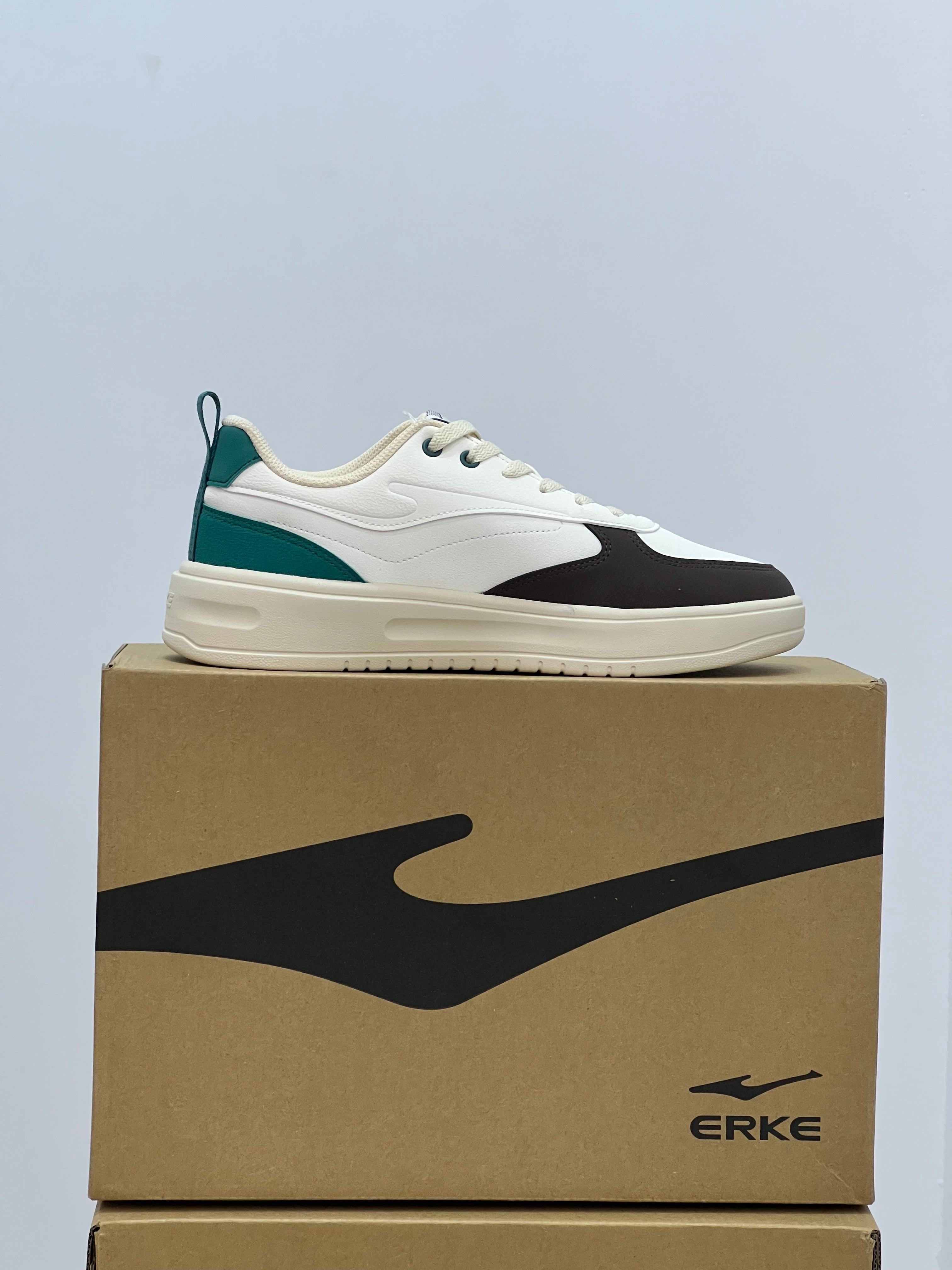 Erke Skateboard Men Lifestyle Shoes White/Flaxen   Erke: 👟⚡ مشيك خفيف، والستايل متفجر!