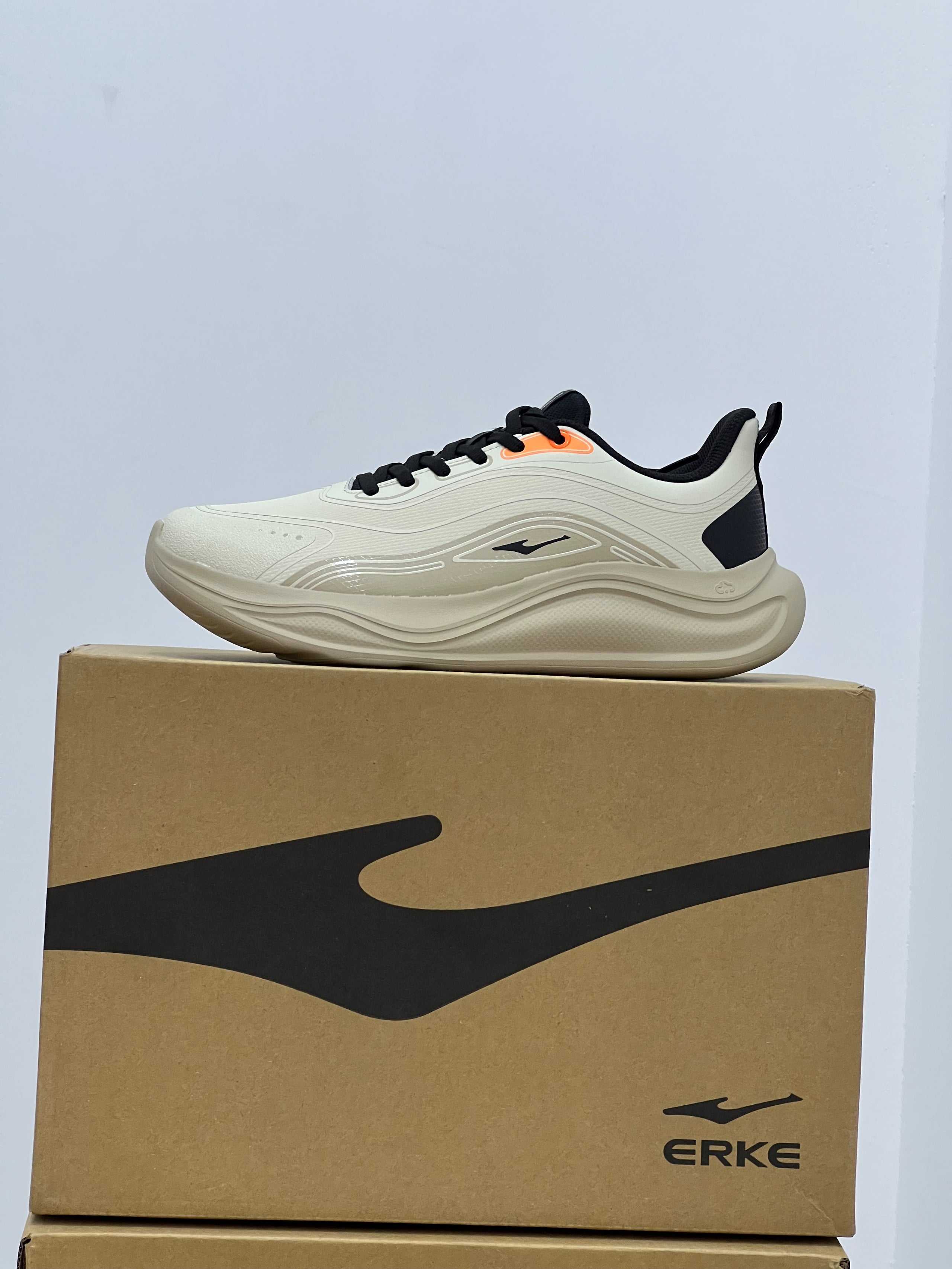 " Erke Running Men Shoes /Flaxen Erke 🚀💪 خطوتك جاية بسرعة.. والماركة معاك!"