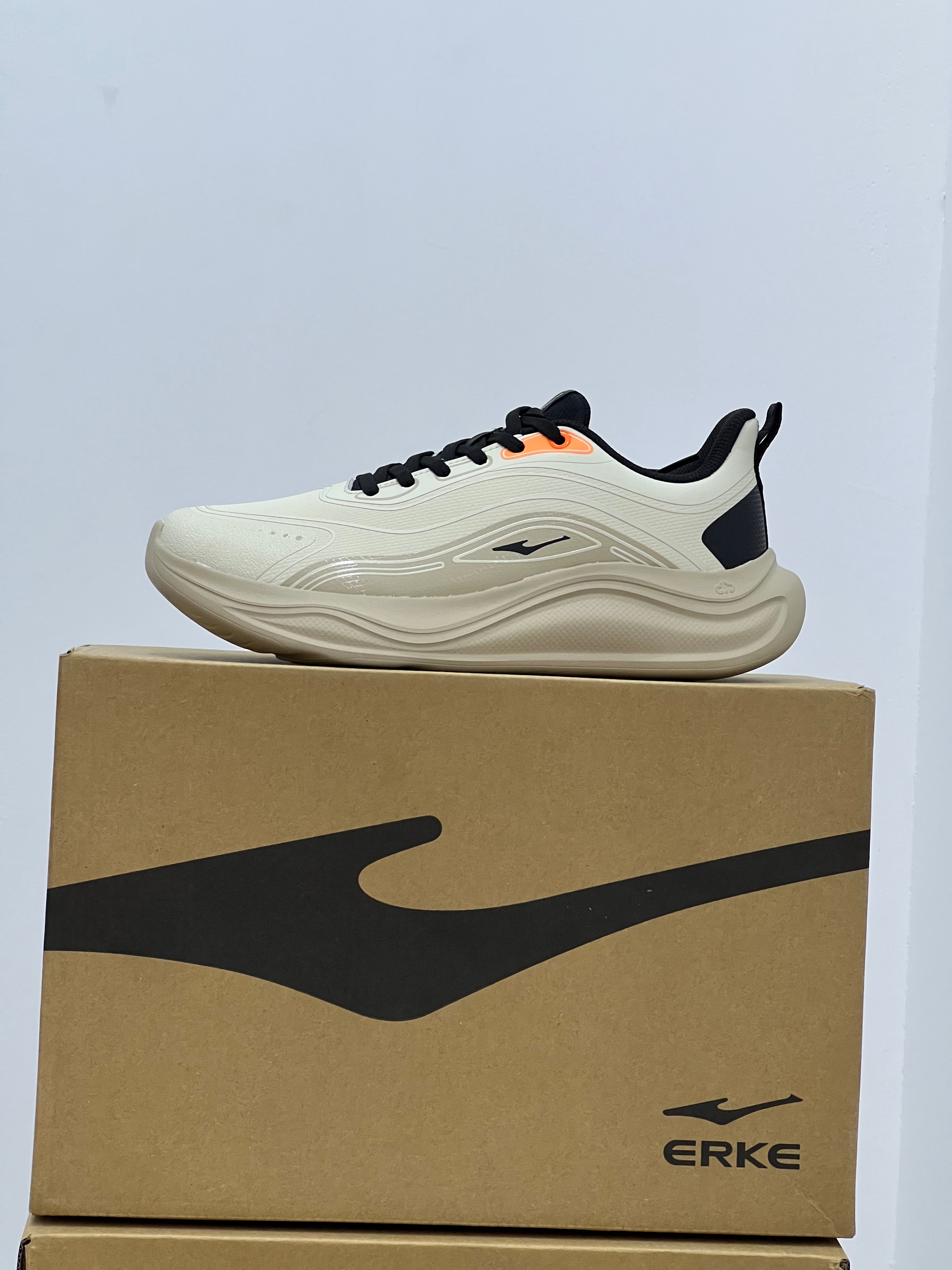 " Erke Running Men Shoes /Flaxen Erke 🚀💪 خطوتك جاية بسرعة.. والماركة معاك!"