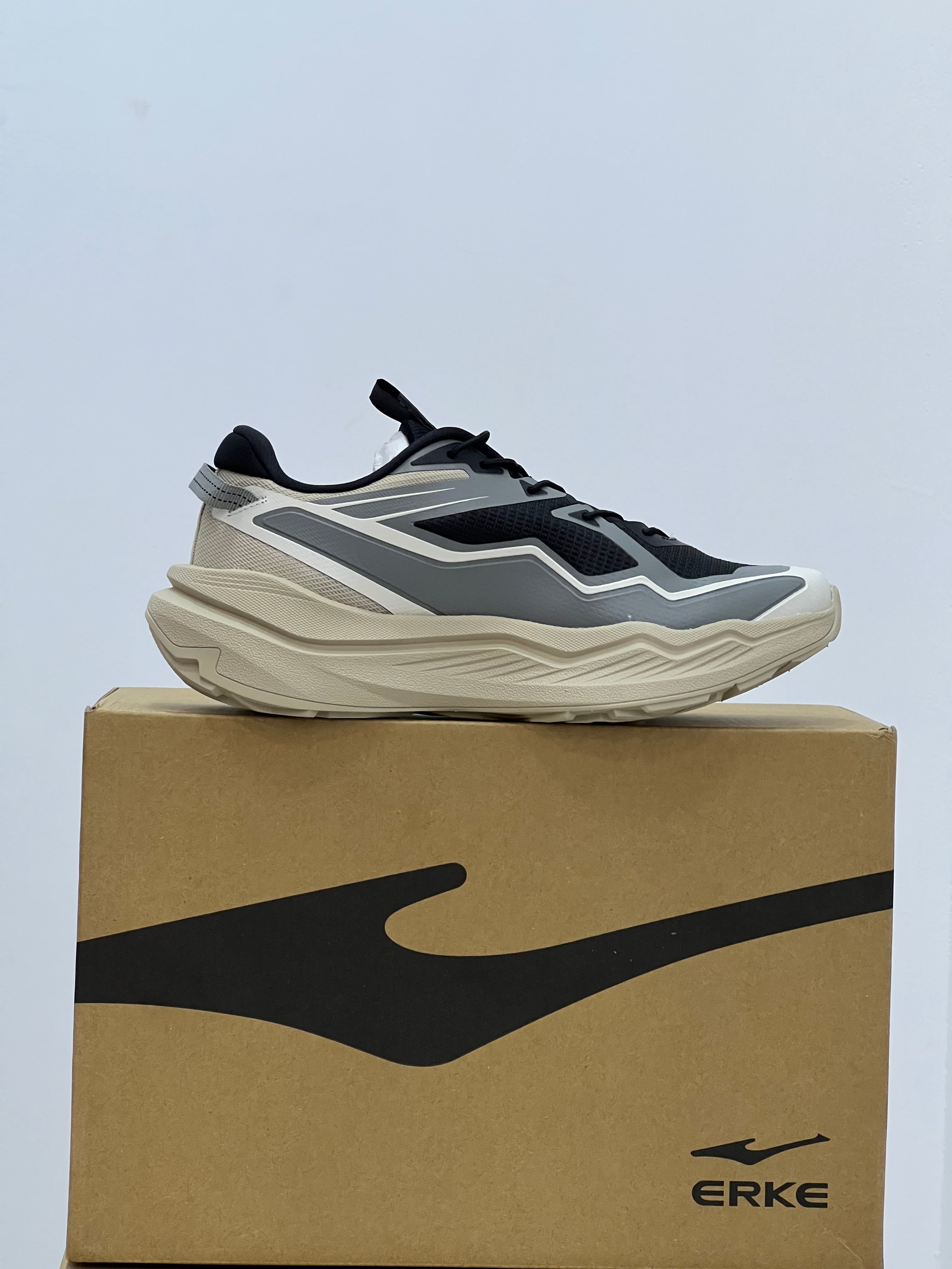 Erke Trendy Cross Men Training Shoes   👟✨ راك تجري بيها ولا تمشي بيها، راك فالقمة!