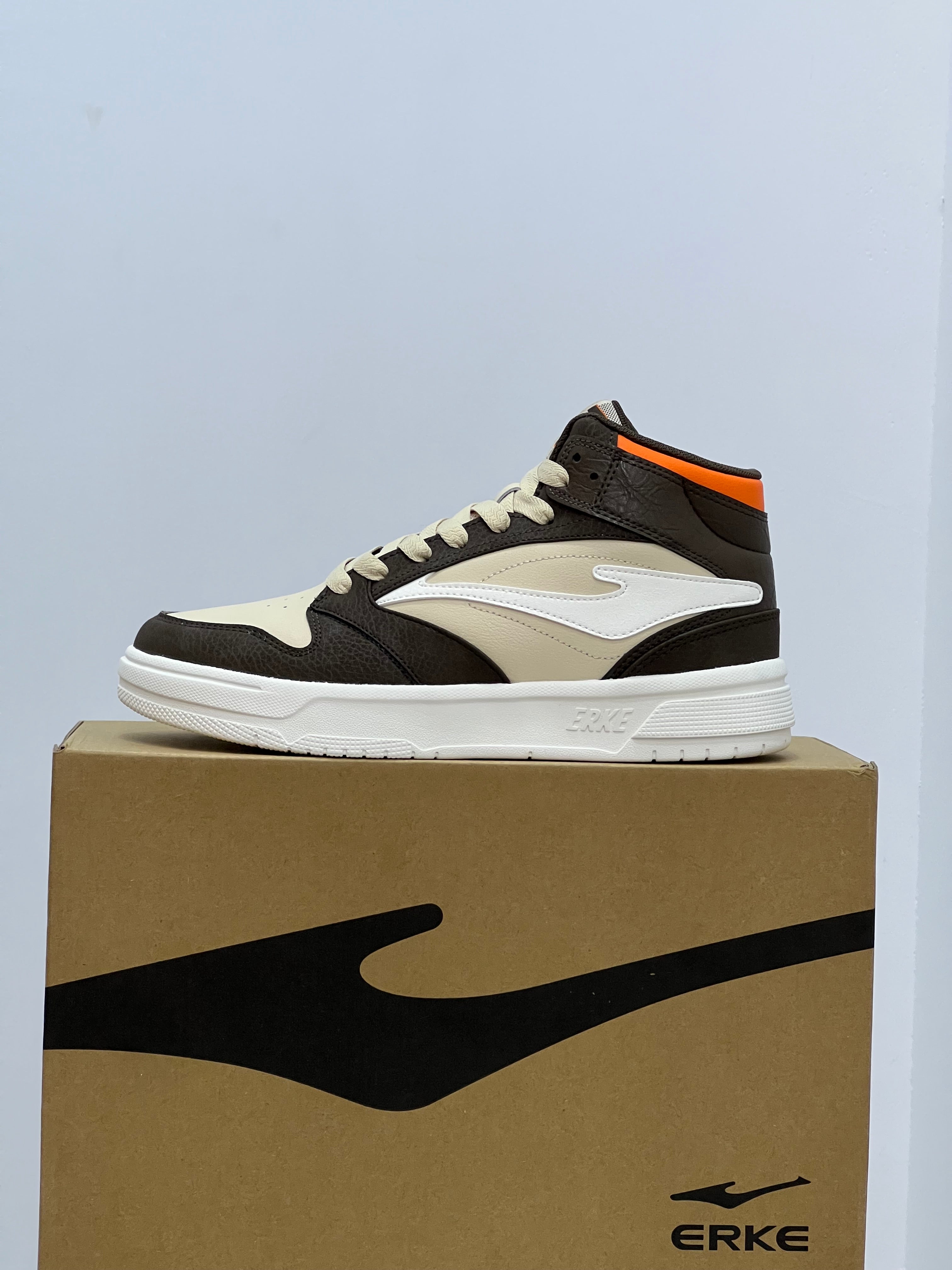 Erke basketball shoes Men Lifestyle Shoes White/Flaxen : 👟⚡ مشيك خفيف، والستايل متفجر!