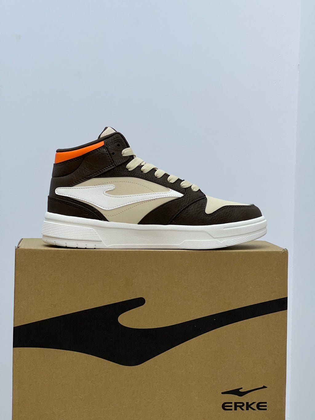 Erke basketball shoes Men Lifestyle Shoes White/Flaxen : 👟⚡ مشيك خفيف، والستايل متفجر!