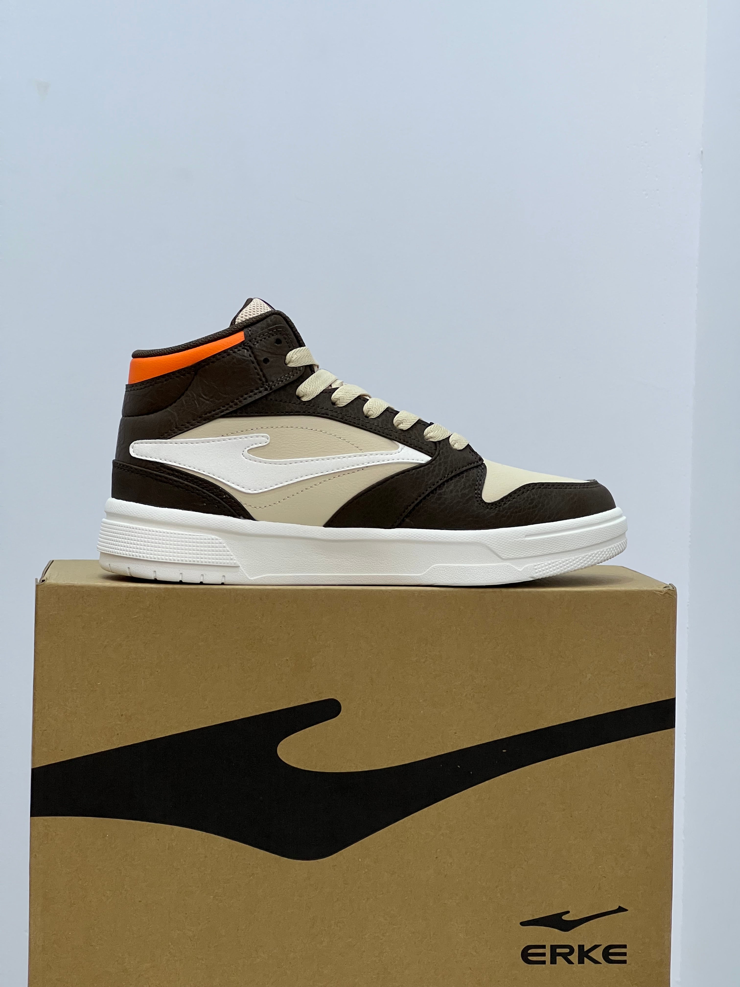 Erke basketball shoes Men Lifestyle Shoes White/Flaxen : 👟⚡ مشيك خفيف، والستايل متفجر!