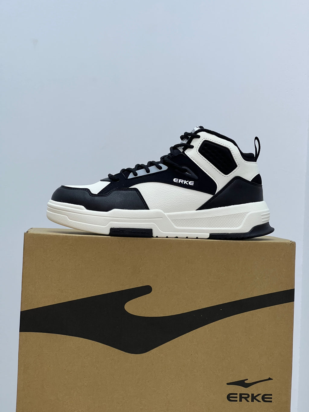 Erke Basketball Men Lifestyle Shoes Black & White/Flaxen Erke: 👟⚡ مشيك خفيف، والستايل متفجر!