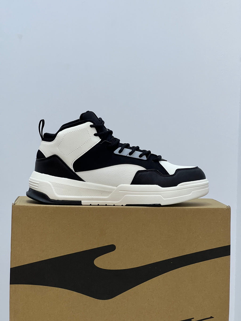 Erke Basketball Men Lifestyle Shoes Black & White/Flaxen Erke: 👟⚡ مشيك خفيف، والستايل متفجر!