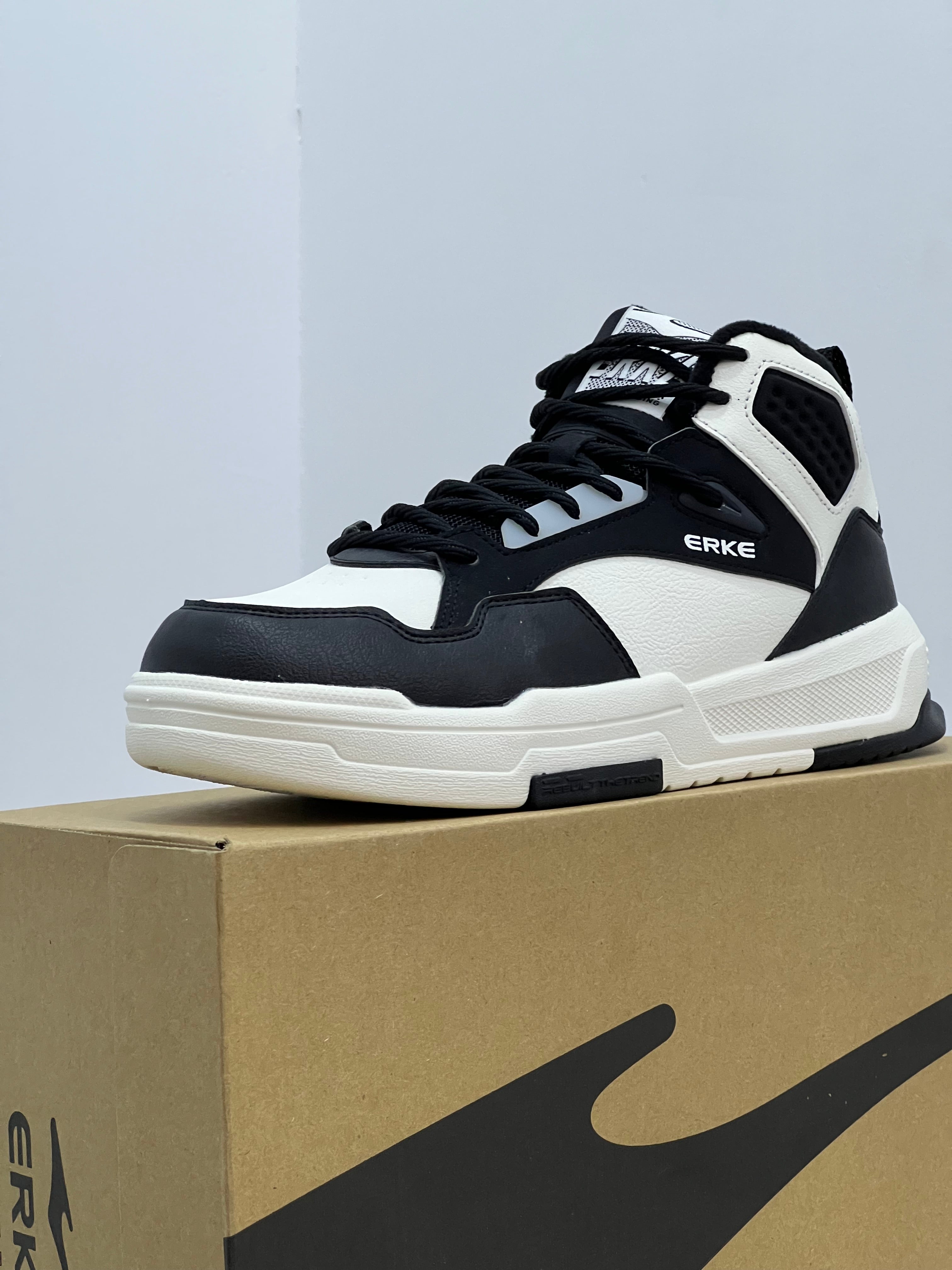 Erke Basketball Men Lifestyle Shoes Black & White/Flaxen Erke: 👟⚡ مشيك خفيف، والستايل متفجر!