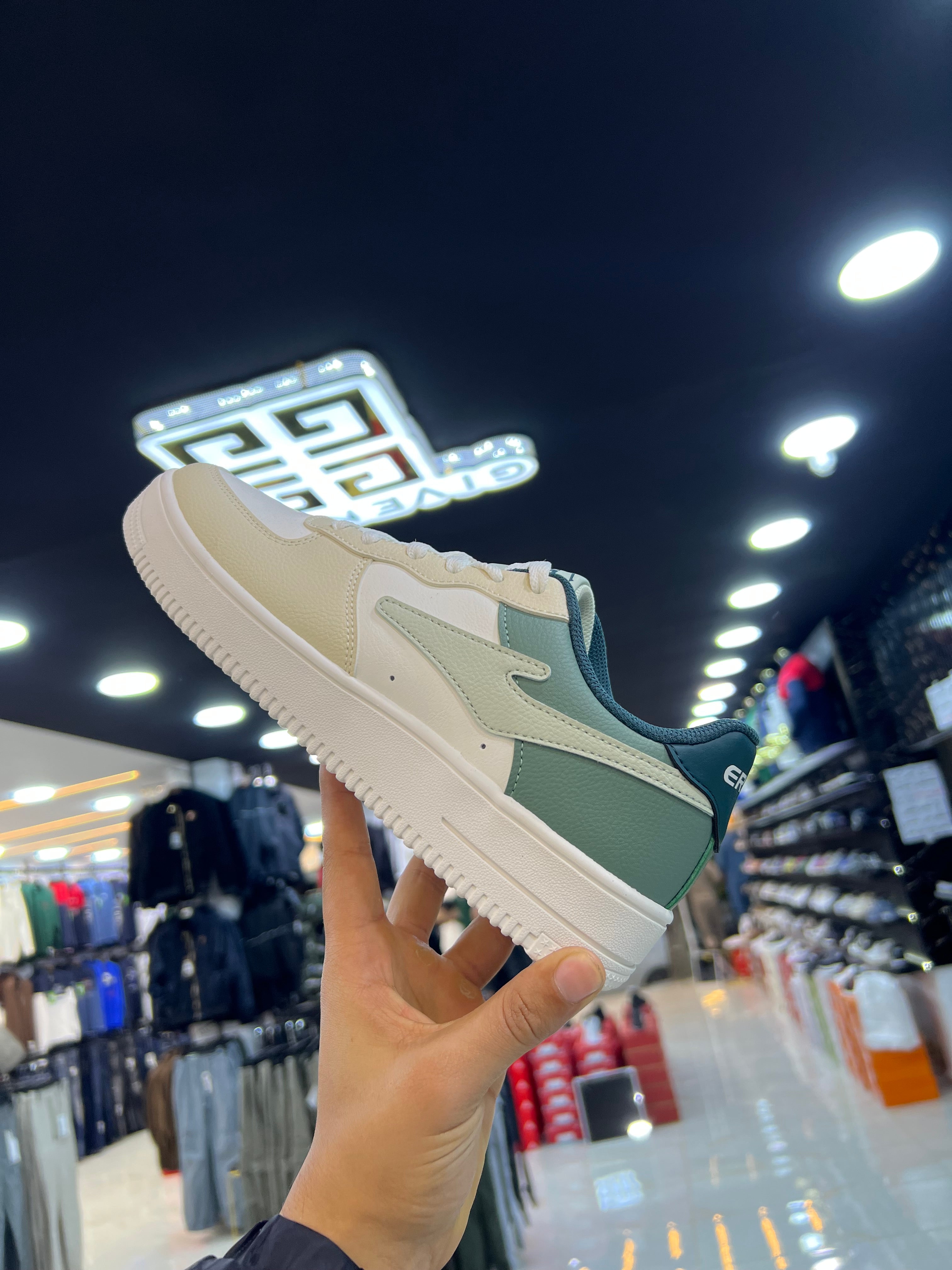 Erke Skateboard Men Lifestyle Shoes White/Flaxen   Erke: 👟⚡ مشيك خفيف، والستايل متفجر!