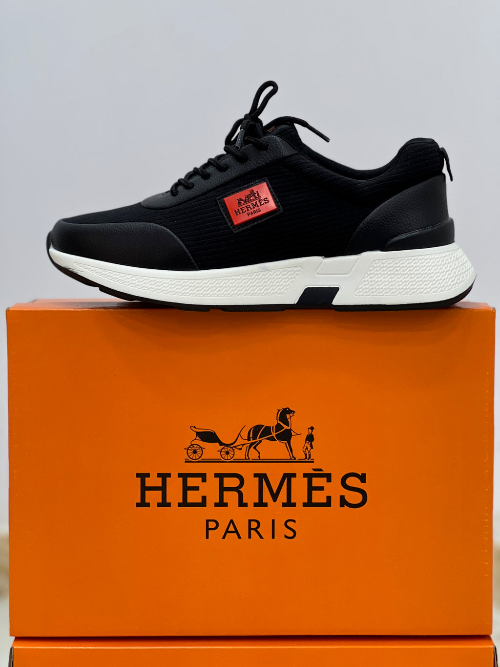 "Step into Luxury: HERMES Men's Sneakers – Where Elegance Meets Comfort" النعمة والأناقة في كل خطوة