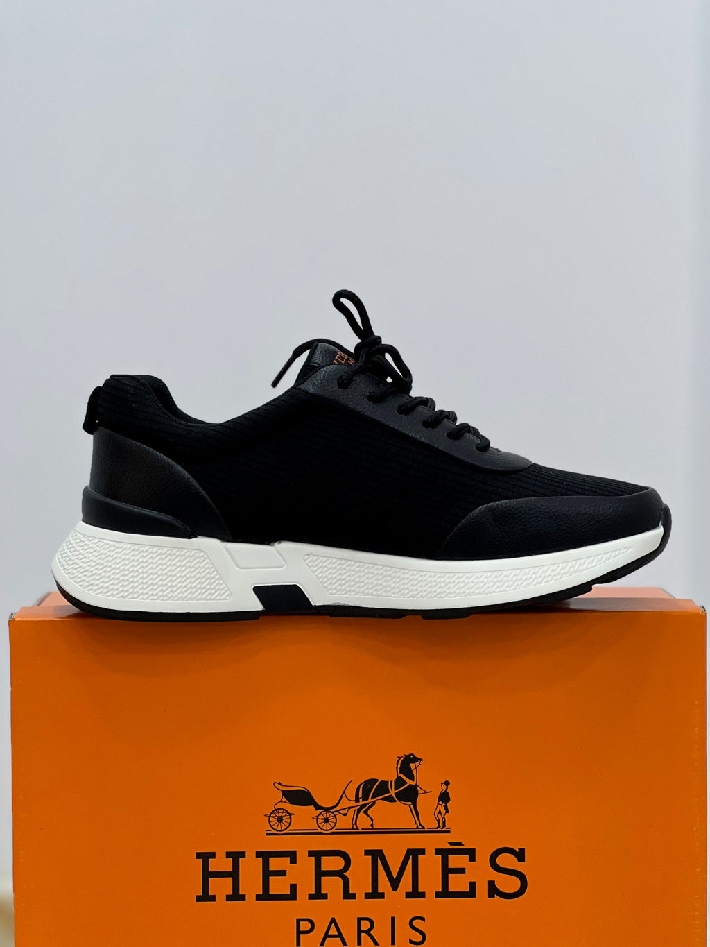 "Step into Luxury: HERMES Men's Sneakers – Where Elegance Meets Comfort" النعمة والأناقة في كل خطوة