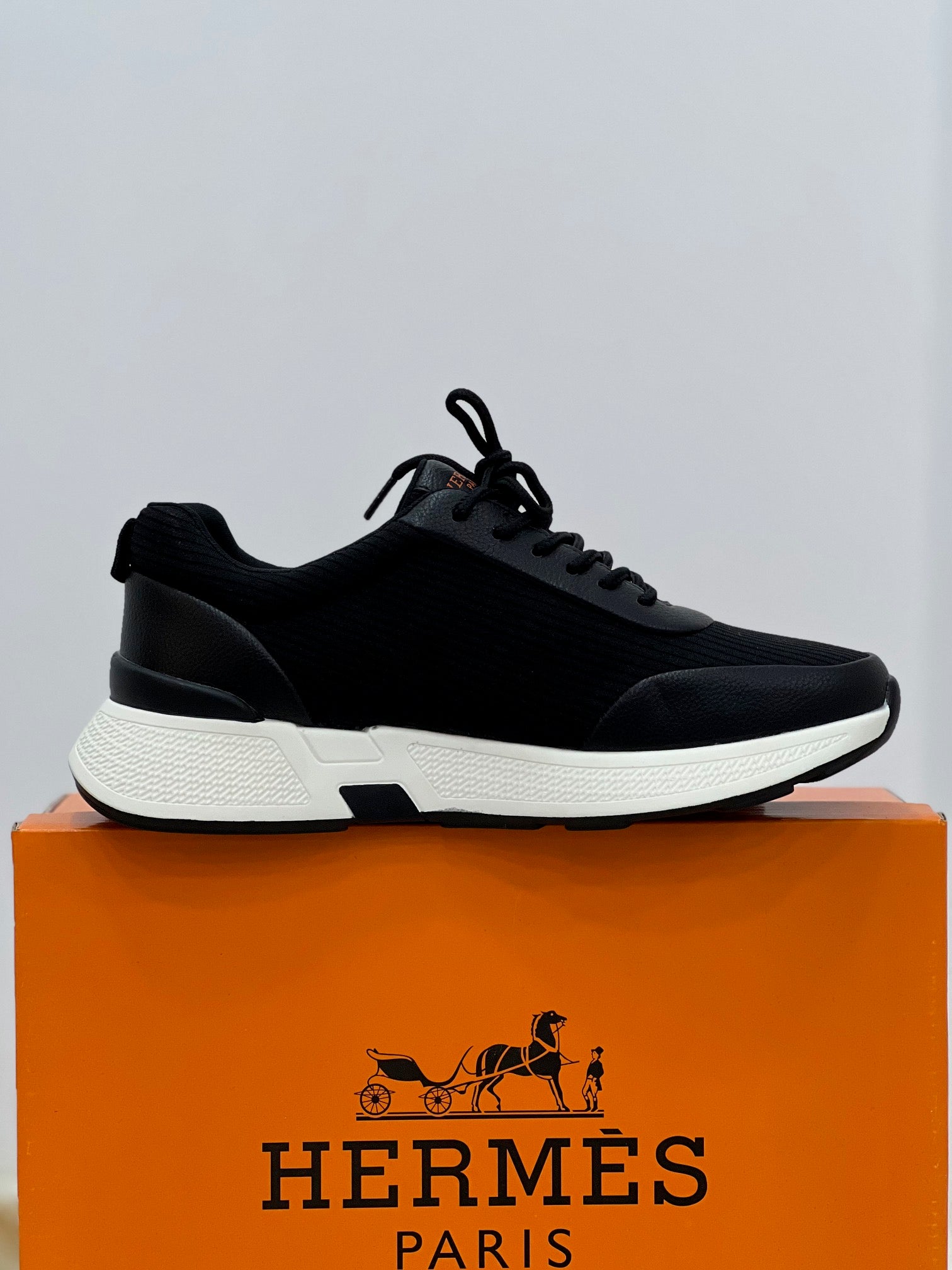 "Step into Luxury: HERMES Men's Sneakers – Where Elegance Meets Comfort" النعمة والأناقة في كل خطوة