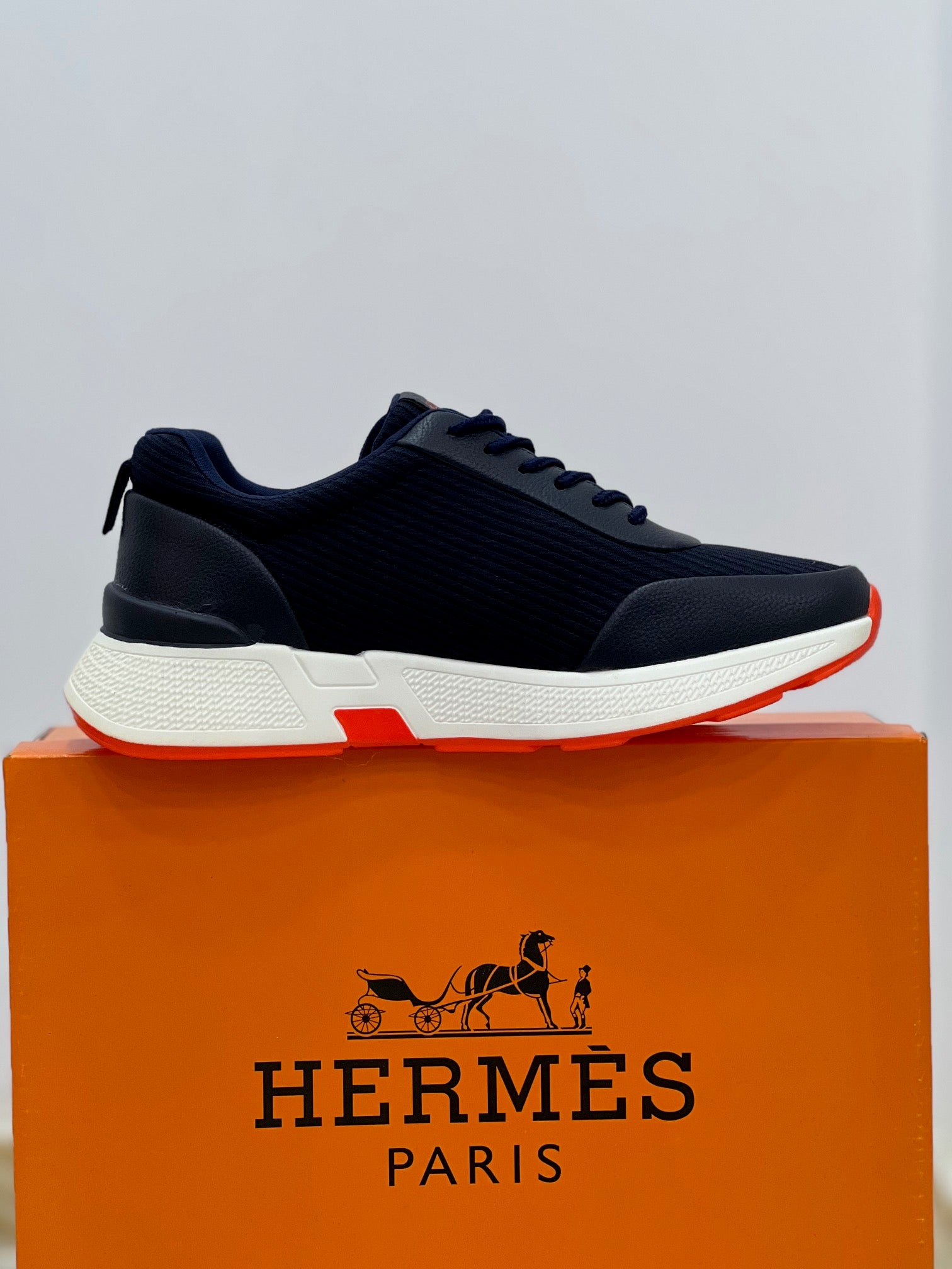 "Step into Luxury: HERMES Men's Sneakers – Where Elegance Meets Comfort" النعمة والأناقة في كل خطوة