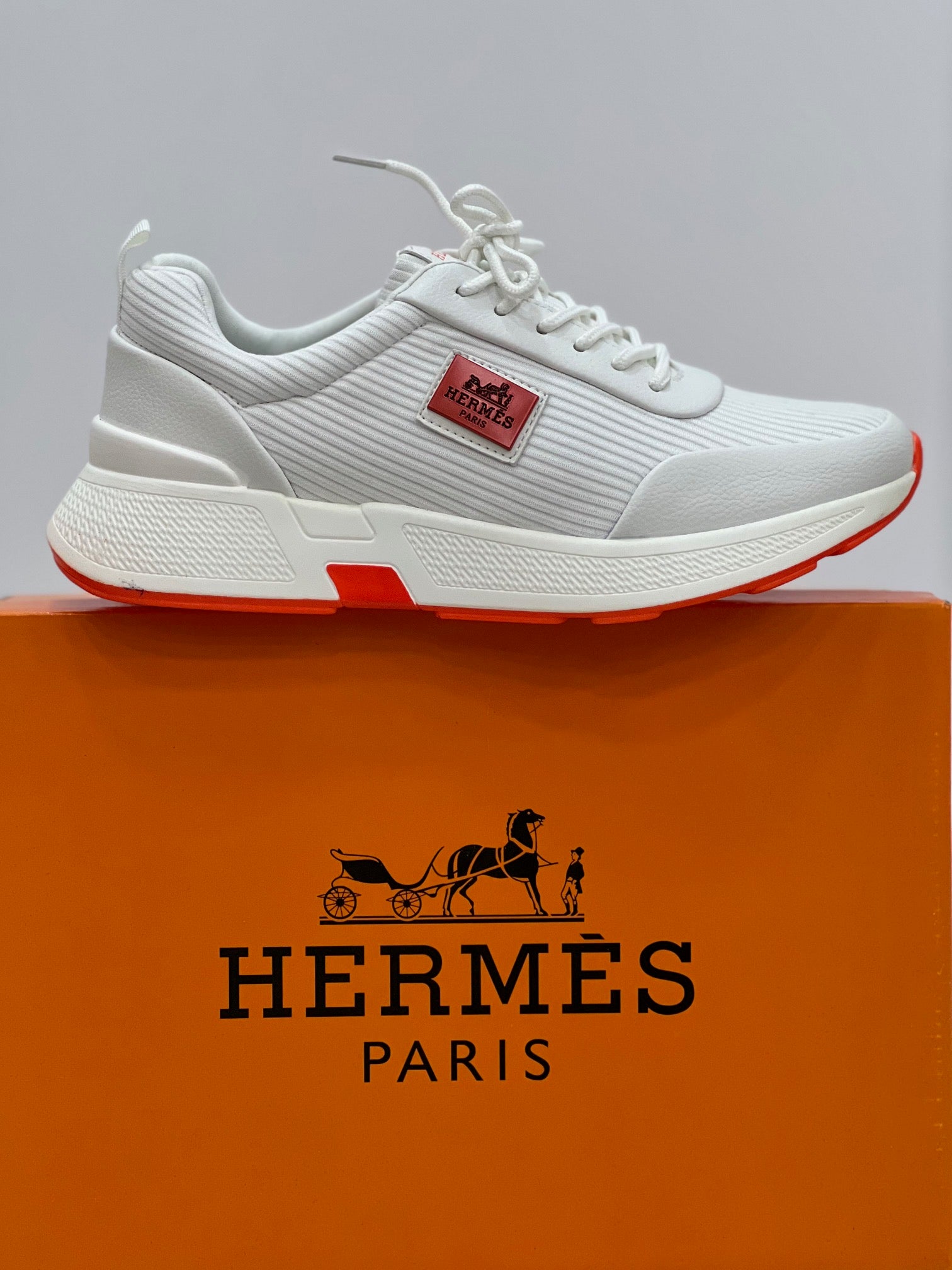"Step into Luxury: HERMES Men's Sneakers – Where Elegance Meets Comfort" النعمة والأناقة في كل خطوة