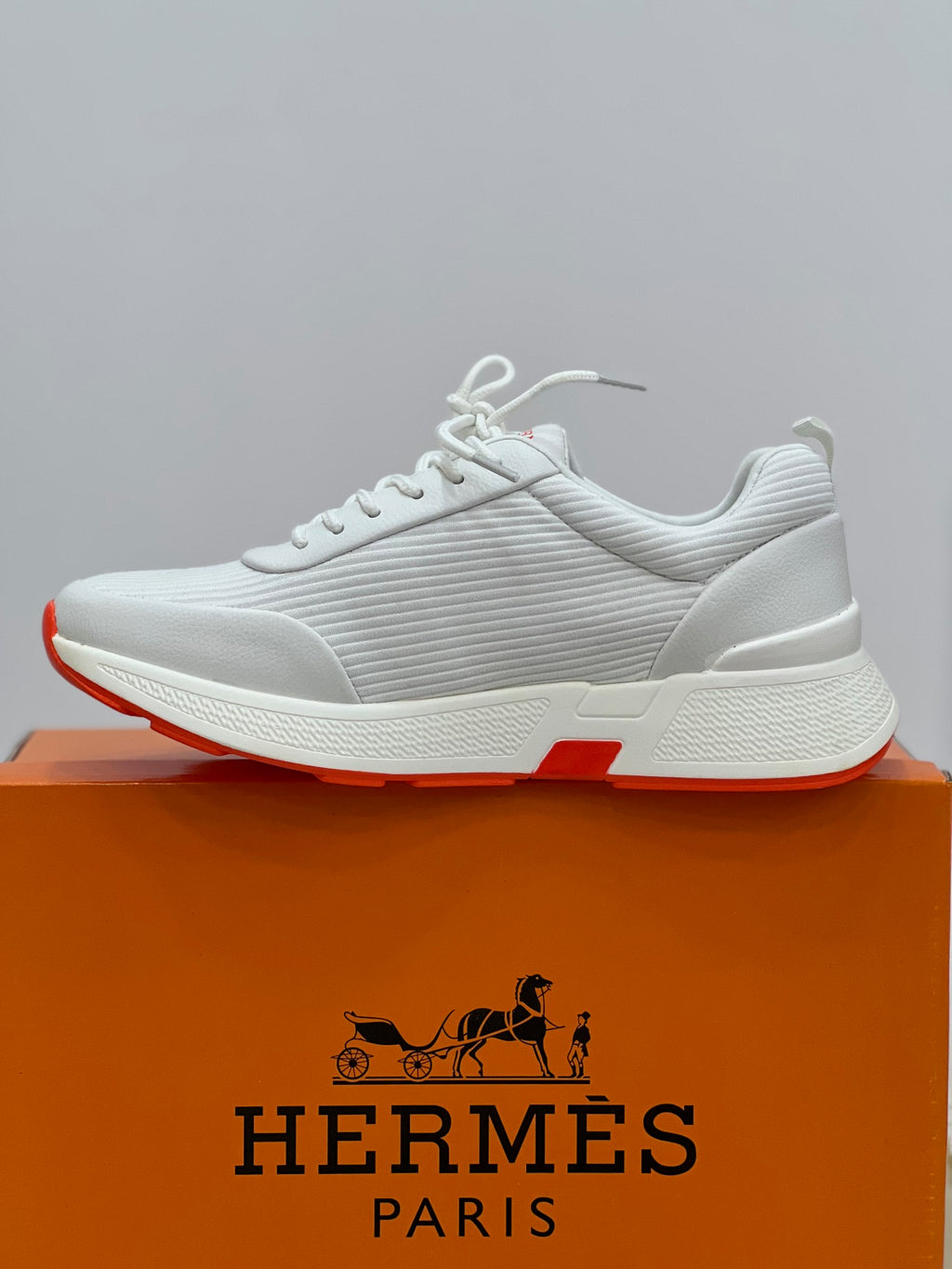 "Step into Luxury: HERMES Men's Sneakers – Where Elegance Meets Comfort" النعمة والأناقة في كل خطوة
